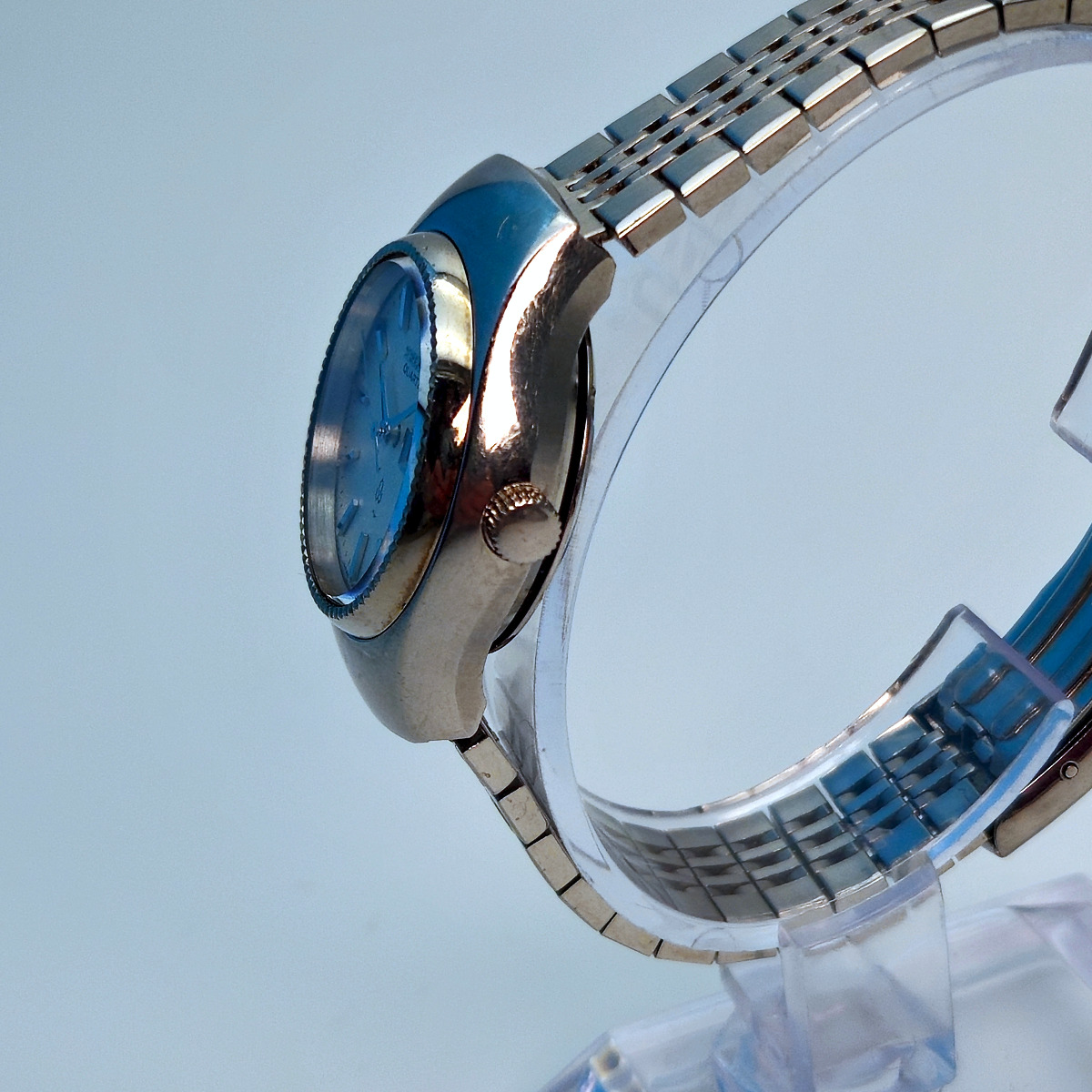 A Seiko 4303-0040 ladies quartz watch from 1976, with diamond dust dial and chamfered bezel. 
