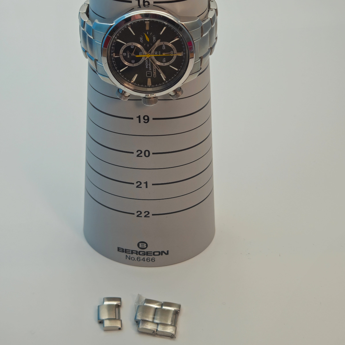 Seiko 7T62-0LG0 quartz chronograph